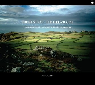 Cover image for Sir Benfro - Tir Hela'r Cof / Pembrokeshire - Memory's Hunting Ground, isbn: 9781785622489