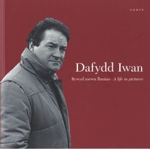 Cover image for Dafydd Iwan - Bywyd Mewn Lluniau / A Life in Pictures, isbn: 9781843234883