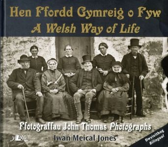 Cover image for Hen Ffordd Gymreig o Fyw / A Welsh Way of Life  Ffotograffau John Thomas Photographs, isbn: 9781847710710