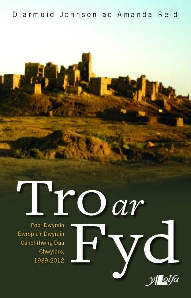 Cover image for Tro ar Fyd - Pobl Dwyrain Ewrop a'r Dwyrain Canol Rhwng Dau Chwyldro 1989-2012, isbn: 9781847716514