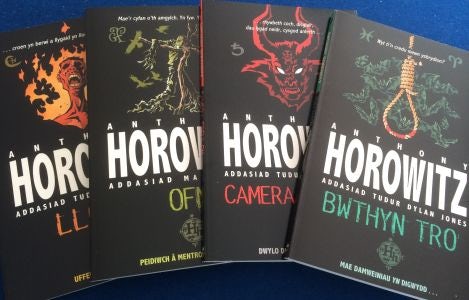 Cover image for Pecyn Horowitz: Ofn, Camera Creulon; Llosgi; Bwthyn Tro, isbn: 9781849672924